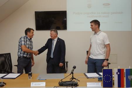 PODPIS POGODBE ZA NAKUP MOŠTVENIH VOZIL - Foto- Tine Šubic_18